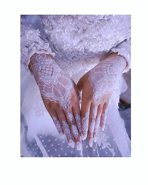 mehandi_zahra on Instagram: “✨Crystal white henna for lovely bride kak @ 👰 #whitehennabyzahra . ➖➖➖➖➖➖➖➖➖➖➖➖➖➖➖➖ Asking for pricelist ,Booking ,and all ⬇⬇⬇ 📲…” Inai Nikah, White Wedding Henna, Henna Pengantin, White Henna Tattoo, Henna Hand Designs, White Henna Designs, Wedding Henna Designs, Mehndi Bride, Henna Nails