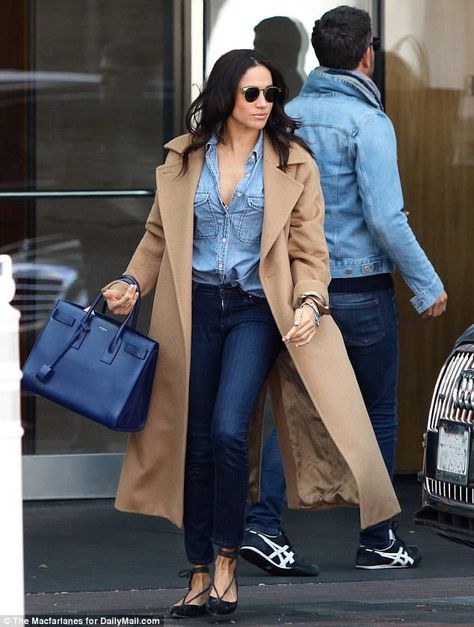 Meghan Markle Steps Out For Lunch In Max Mara Camel Coat - Meghan's Fashion Camel Coat Outfit Casual, Trenchcoat Outfit, Meghan Style, Camel Coat Outfit, Meghan Markle Outfits, Prinz Harry, Trench Coat Outfit, Meghan Markle Style, Blue Denim Shirt