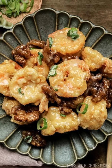 Honey Walnut Shrimp (Panda Express Copycat Recipe) Walnut Shrimp Recipe, Asian Chicken Recipes Easy, Easy Chinese Food Recipes, Panda Express Copycat, Easy Asian Chicken, Panda Express Recipes, Ways To Cook Shrimp, Takeout Recipes, Cook Shrimp