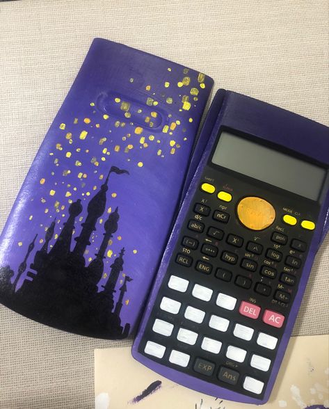 Things To Paint On Calculator, Art On Calculator, Calculator Painting Ideas Easy, Calculator Ideas Aesthetic, Painting On Random Objects, Calculator Painting Aesthetic, Painted Charger Cube Ideas, Painting Ideas Phone Case, Painting On Calculator