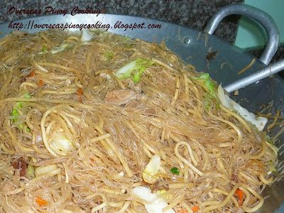 Pansit Bihon at Canton Guisado - Cooking Procedure Pansit Bihon, Noodle Dishes Recipes, Canton Noodles, Pancit Recipe, Pinoy Recipe, Filipino Food Recipes, Filipino Dish, Noodles Recipes, Asian Recipe