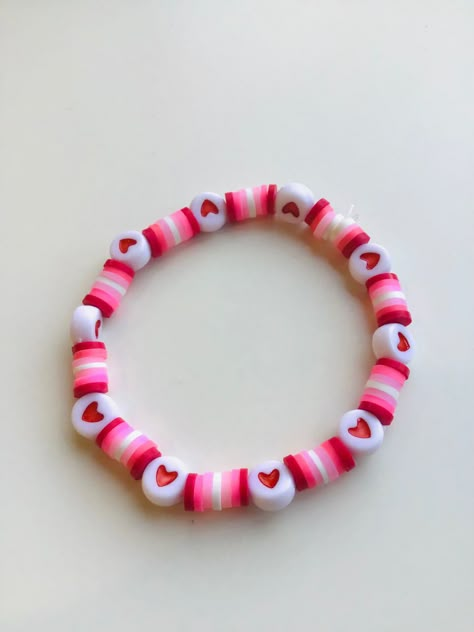 Braclet Ideas Valentines, Clay Beaded Necklace Ideas, Barbie Clay Bracelet, Cute Bracelet Inspo Clay Beads, Aesthetic Clay Bracelet Ideas, Pink Beaded Bracelets Diy, Barbie Bracelet Ideas Clay Beads, Cute Bracelets Ideas Beads Simple, Bracelets Diy Clay Beads