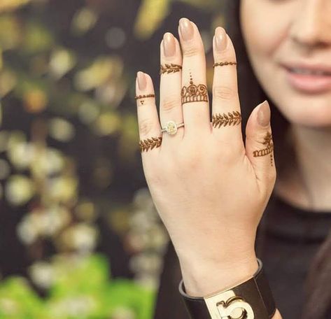 Mehdi Degine Simple Unique, Mehdi Degine, Minimalist Mehndi, Ring Mehndi Design, Mehndi Nails, Fingers Henna, Instagram Captions Happy, Mehndi Hand, Finger Mehndi Designs