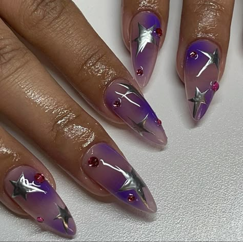 purple aura and rhinstone nails with stars and chrome Dark Purple Nails Designs, Disco Nails Designs, Dark Purple Nail Designs, Universe Nails, Purple Chrome Nails, Disco Nails, Euphoria Nails, Kutek Disney, Unghie Sfumate