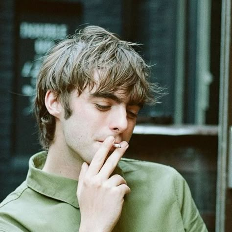 gallaghersuniverse||fan page on Instagram: "old photo of lennon via @faceless__london ‘s feed  #lennongallagher" Indie Guy Haircut, 70s Hair Guys, Brit Pop Hair Men, Men 70s Hair, Liam Gallagher Hair, Men’s Medium Straight Hair Cuts, Liam Gallagher Haircut, 90s Punk Hair Men, Modern Mod Haircut