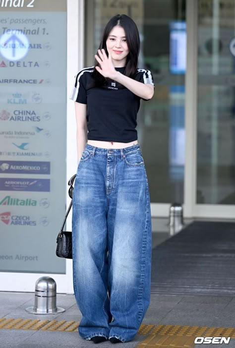 Korean Airport Fashion, Airport Fashion Kpop, Baggy Jeans For Women, Han Soo Hee, Weight Motivation, Han So Hee, Crazy Rich, Idol Fashion, So Hee