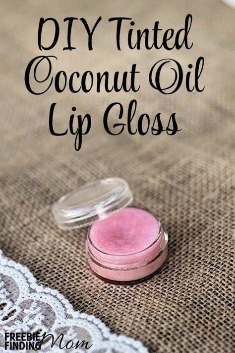 DIY Tinted Coconut Oil Lip Gloss - Moisturize your lips with this all natural DIY lip gloss. You can personalize your homemade lip gloss by adding your favorite lipstick. What other homemade beauty recipes do you use? Coconut Oil Lip Gloss, Homemade Lip Gloss, Oil Lip Gloss, Săpunuri Handmade, Homemade Beauty Recipes, Lip Balm Recipes, Diy Lip Gloss, Diy Beauty Products, Diy Kosmetik