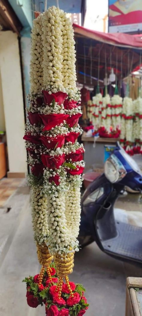 Varmala Maharashtrian Weddings, White And Red Garland Wedding Indian, Bridal Garland Indian, Red And White Garland Wedding, Flower Mala For Engagement, Red Rose Jaimala, Mogra Flower Varmala, Garlands Engagement Indian Flower, Telugu Wedding Garlands