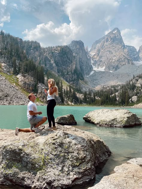 Glacier National Park Proposal, Mountain Top Proposal, Proposal In Mountains, Engagement In Mountains, Proposal Ideas Mountains, Mountain Proposal Ideas, Proposal Hiking, Tennessee Proposal, Hike Proposal