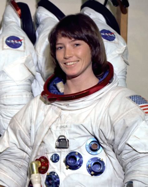 Astronaut Anna Fisher Anna Fisher, Female Astronaut, Indian Space Research Organisation, Space Helmet, Space Research, Space Hero, Cosmos Space, Space Suits, Nasa Astronaut