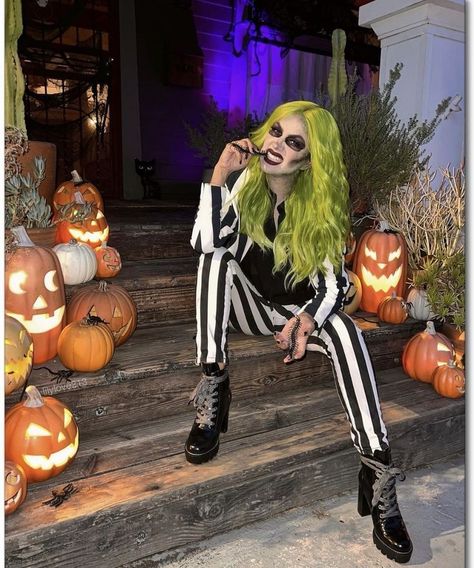 Halloween Makeup Girl, Halloween Costumes Fashion, Beetlejuice Halloween Costume, Halloweenský Makeup, Fashion Costume Halloween, Beetlejuice Costume, Beetlejuice Halloween, Clever Halloween, Spooky Costumes