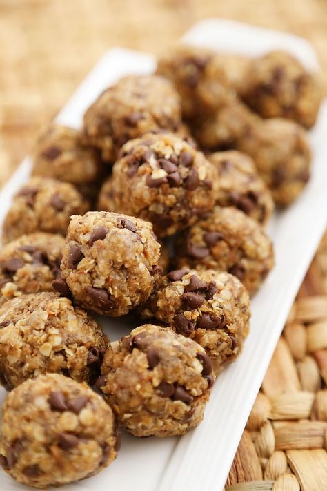 These easy, protein-packed granola bites are perfect for snacking on to reenergize your day! Kids Friday Routine, Volleyball Snacks, Protein Ball Recipes, Granola Balls, Snacks For Kids Healthy, Mini Recipes, Breakfast Kids, Morning Hacks, Granola Bites