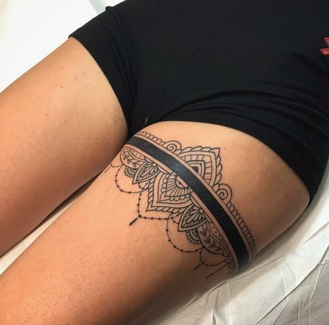 Tattoo Bein Frau, Lace Thigh Tattoos, Thigh Band Tattoo, Thigh Garter Tattoo, Leg Band Tattoos, Upper Thigh Tattoos, Garter Tattoo, Tattoo Band, Thigh Band