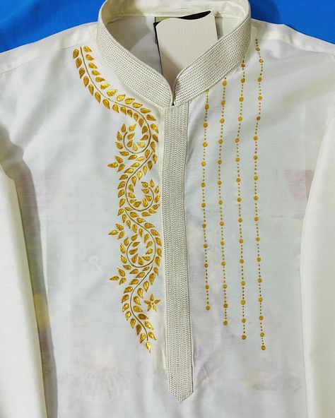 Check out this stunning Tanjore painting on the groom’s Sherwani! 🎨✨ Swipe through to see the transformation from plain to masterpiece. Inbox or DM us on 9902712617 for details/ orders. Follow @a_moms_hobbylobby by Ramya Sumanth for your unique art experience with our wearable art! 🛑Do not copy #WeddingAttire #custommenswear #tanjorestyle #groom #groomwear #shervani #menswear #tanjoreart #tanjorepainting #sherwaniswag #IndianArt #TraditionalArt #ArtisticSherwani #ArtLovers #UniqueArtExpe... Simple Panjabi Design Men, Hand Painted Panjabi For Men, Panjabi Art Design For Men, Panjabi Painting Design For Men, Painting On Kurta For Men, Painting Sarees Design, Anarkali Inspiration, Fabric Paint Designs On Cloth, Punjabi Design