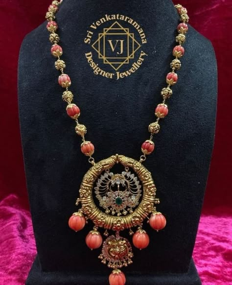 Coral Jewelry Indian Gold, Fashion Jewelry Necklaces Gold, Coral Jewellery, Gold Temple Jewellery, Gold Pearl Jewelry, Antique Necklaces Design, Diamond Pendants Designs, Bridal Jewelry Vintage, Pearl Jewelry Design