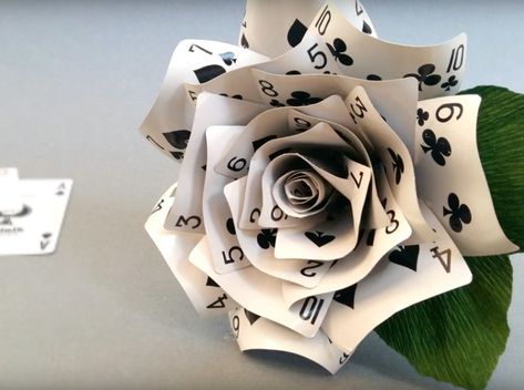 Cool Crafts You Can Make Out of Playing Cards (VIDEO) - Craftfoxes Diy Photo Ornaments, Playing Card Crafts, Diy Playing Cards, Alice In Wonderland Decorations, Diy Fleur, Alice In Wonderland Tea Party Birthday, Alice In Wonderland Wedding, Mad Hatter Party, Diy Rose