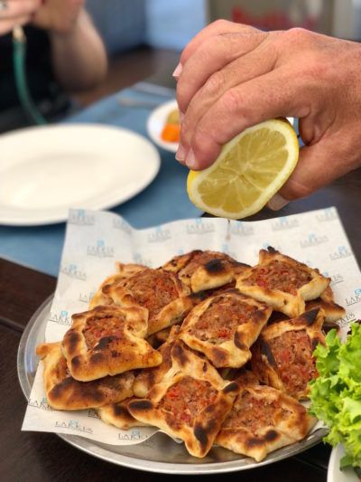 Lebanese Meat Pies Ground Beef, Grammas Recipes, Lebanese Meat Pies, Recipe Lebanese, Lebanese Desserts, Syrian Food, Middle East Recipes, Lebanese Cuisine, Lebanese Food