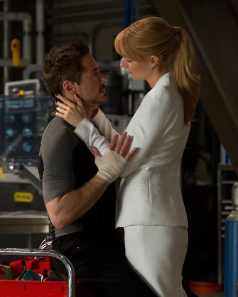 Tony Stark And Pepper Potts, Pepper And Tony, Tony Pepper, Movies Couples, ليلي كولينز, Tony And Pepper, Stark Family, Avengers Dr, Mcu Shifting