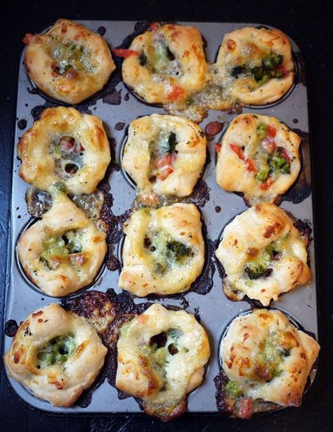 9 playdate recipes and snack ideas that will make your house the most popular spot on the block Pizza Muffin, Date Food, Pizza Muffins, Mini Pizzas, Date Recipes, Lunch Idea, Deep Dish Pizza, Play Date, Mini Pizza