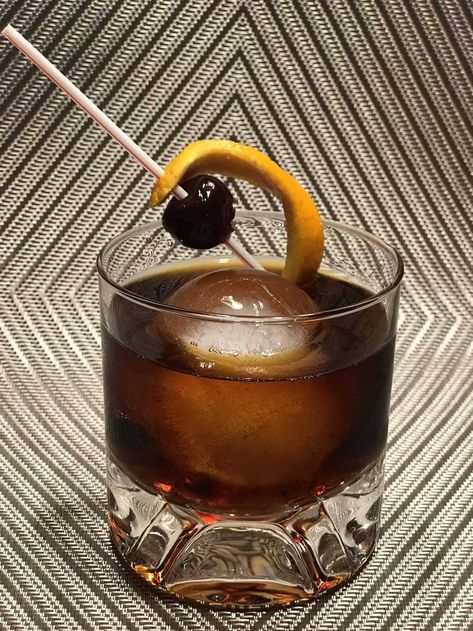 Black Manhattan Recipe - GoodStuffAtHome Burbon Drinks, Black Manhattan Cocktail, Party Reference, Types Of Alcoholic Drinks, Whiskey Cocktails Easy, Manhattan Cocktail Recipe, Black Manhattan, Ice Sphere, Manhattan Recipe