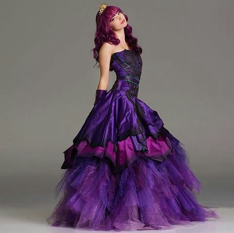 Evie Dress Descendants, Mal Outfits Descendants Diy, Mal Costume, Dove Cameron Descendants, Disney Descendants Mal, Descendants Pictures, Descendants Mal, Evie Descendants, Descendants Costumes