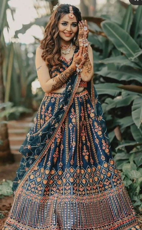 Long Hair Bridal Styles, Mehendi Photography Bridal, Mehendi Photoshoot, Long Hair Bridal, Bride Fashion Photography, Brides Made, Long Bridal Hair, Indian Bride Photography Poses, Bride Photos Poses