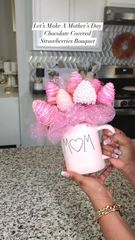 Happy Friday! Chocolate covered strawberry bouquet. #mothersdaygiftideas #GiftIdeas #kitchengoals #homesweethome #homedecor #diy #Mothersday2023 #chocolatecoveredstrawberries #creative #newvideo | Fabprecious_home | Doechii · What It Is (Block Boy) Mother’s Day Creative Gift Ideas, Chocolate Strawberry Arrangements, Strawberry And Rose Boxes, Diy Bouquet For Mother's Day, Mother’s Day Sweets Ideas, Mother’s Day Treat Gift, Mother’s Day Chocolate Flowers, Mother’s Day Chocolate Dipped Strawberries, Chocolate Covered Strawberry Arrangement