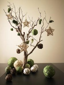 Easy DIY to make a potted twig tree - could be lovely with tissue paper balls and lights Manzanita Branch Centerpieces, Natural Christmas Ornaments, Natal Natural, Christmas Mesh Wreath, Twig Tree, Alternative Christmas, Creative Christmas Trees, Alternative Christmas Tree, Unique Christmas Trees