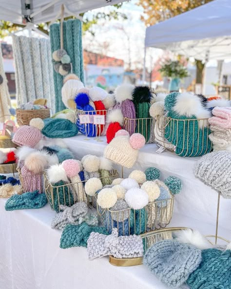 Winter Hat Display, Crochet Craft Show Display, Bouquet Display Ideas, Crochet Market Setup, Fair Stall Ideas, Crochet Display, Craft Table Display, Bouquet Display, Craft Fair Booth Ideas