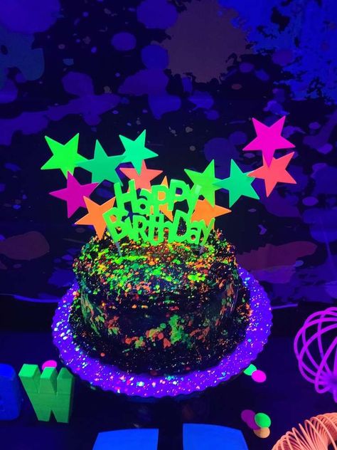 Glow Night Birthday Party, Aesthetic Neon Party, Glow Party Aesthetic, Rave Cake Ideas, Neon Birthday Party Cake, Glow In The Dark Birthday Cake, Neon 13th Birthday Party Ideas, Glow Birthday Cake, Glow In The Dark Pool Party