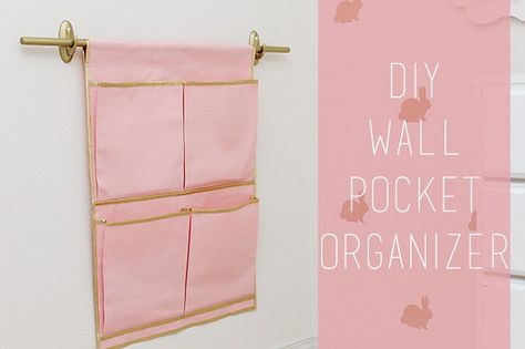 Tutorial: Hanging pocket organizer Linen Shelves, Wall Pocket Organizer, Holiday Hand Towels, Bags Sewing, Crocheting Projects, Sewing Projects Free, Free Sewing Pattern, Diy Gifts For Friends, Costura Diy