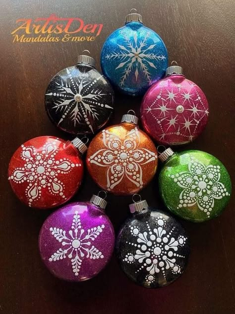 Holiday Dot Mandala, Dot Painting Snowflakes, Mandela Dot Painting, Mandala Christmas Ornaments Diy, Christmas Dot Mandala, Christmas Dotting Art, Dot Painted Ornaments, Dot Art Christmas Ornaments, Dot Painted Christmas Ornaments