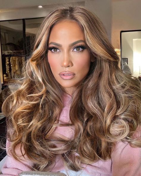 JLO Moves on Instagram: “This look 😍💖 . Follow @jlomoves for more JLO posts! . . . #jlo #jenniferlopez #jlovers #jlover #jlofans #2021 #hair #curls #hairstyle #pink” Jlo Dark Hair, Beyonce Hair Color Caramel, Jlo Hair Color Caramel Balayage, Jlo Hair Colors, Jennifer Lopez Hair Color, Jlo Hair, Jennifer Lopez Hair, Golden Hair, Brown Blonde Hair