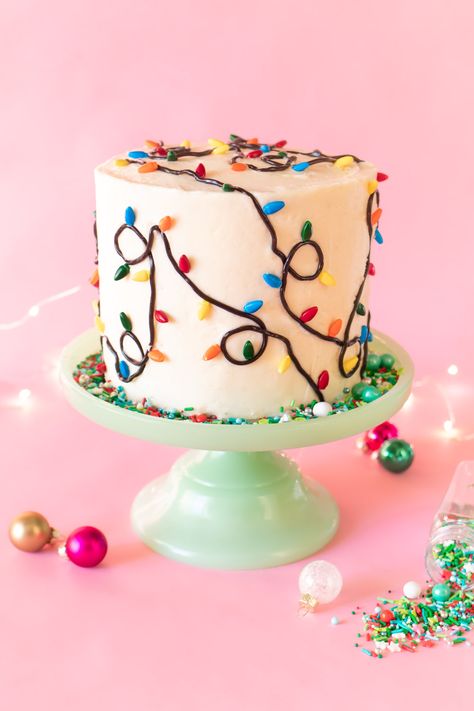 Easy Christmas Light Cake with Licorice and Sprinkles | Club Crafted Christmas Cakes Easy Decoration, Christmas Lights Cake Decoration, Birthday Cakes Christmas, Cakes Christmas Decoration, Cute And Easy Cake Decorating Ideas, First Time Cake Decorating, How To Practice Cake Decorating, Christmas Cake Decorations Simple, Snowflake Cake Design