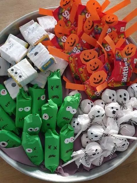 50+ Spooky Halloween Decorations, Snacks and Party Ideas - HubPages Halloween Candies Ideas, Halloween Candy Decorations, Lollipop Ghosts, Halloween Souvenirs, Halloween Candy Ideas, Halloween Candies, Dekorasi Halloween, Dulces Halloween, Spooky Halloween Treats