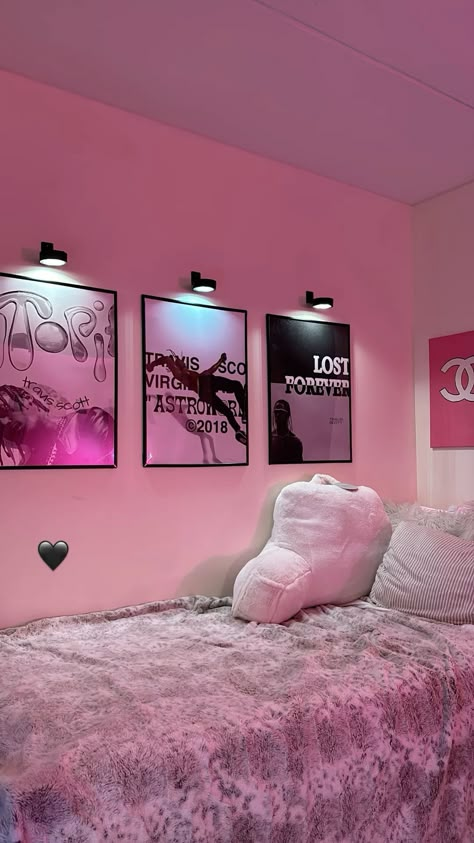 Room Aura Aesthetic, Pink Room Walls Aesthetic, Nice Dorm Room, Pink Gold Room Decor, Dorm Room Asthetics Pink, Roommate Dorm Room Ideas, Pink Wall Decor Aesthetic, Fashion Dorm Room, Plain Dorm Room Ideas