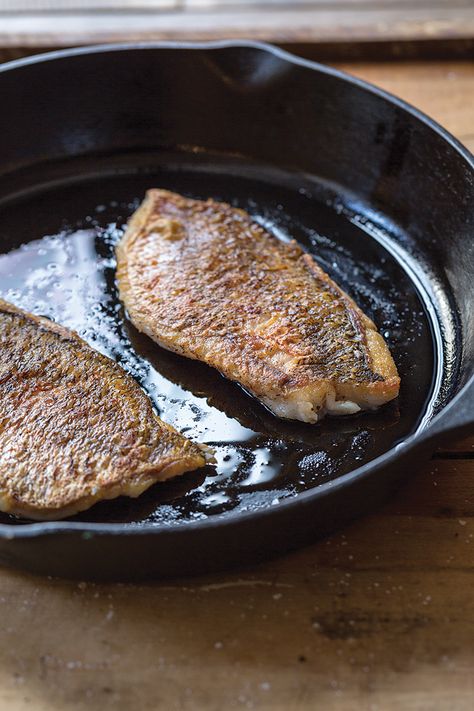 Indispensable tips for perfect pan-fried fish with crispy skin and flaky, tender meat. Veal Scallopini Recipes, Fish Cooking, Steak In Oven, Pan Fried Fish, Pan Fry, Fried Fish Recipes, Seared Steak, How To Cook Fish, Fishing Kit