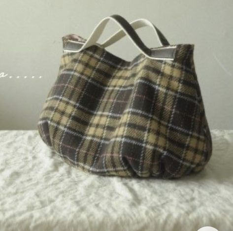 Diy Fashion Bags, Diy Bags No Sew, Plaid Tote Bag, Fabric Crafts Diy, Japanese Bag, Plaid Tote, Wool Bags, Textile Bag, Lv Bags