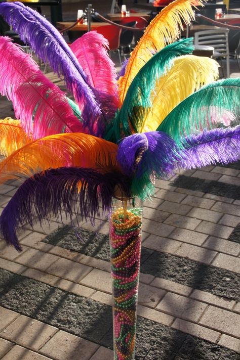 Oversized Carnival Feathers & Beads in tall vase for a Carnival Themed Event - by Creative Collective Brazil Party, Flower Arrangements Ideas, Rio Party, Carnival Decor, Carnival Party Decorations, Caribbean Party, Theme Carnaval, Carnival Decorations, Prom Themes