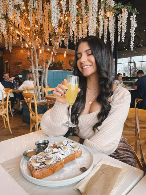 Breakfast Instagram Pictures, Breakfast Poses Instagram, Cute Lunch Pictures, Brunch Photoshoot Ideas, 21st Birthday Brunch Outfit, Instagram Bar Photos, Brunch Photoshoot Photo Ideas, Birthday Poses In Cafe, Breakfast Photo Instagram