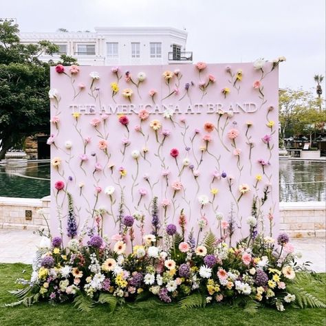 New Floral Backdrop for Birthdays, Anniversary, Roka, Engagement & Baby Showers Book Now : @decorty.in (9953805827) #floralbackdrop #flower #floralbackdrops #flowerbackdrops #backdrop #rosebackdrop Flower Photo Backdrop Ideas, Baby Shower Backdrop With Flowers, Photobooth For Birthday, Backdrop Set Up, Floral Step And Repeat, Chiara Backdrop With Flowers, Flower Set Up, Birthday Flowers Decorations, Stage Decorations Flowers