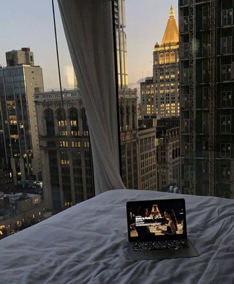 Apartamento New York, Apartment View, Nyc Aesthetic, New York Aesthetic, Nyc Life, New York Life, City Vibe, New York Apartment, Foto Poses