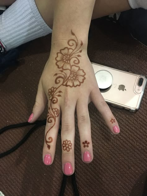 Henna Hand Flower, Henna Tattoo Designs Step By Step, Hanna Tattoo Hand, Hanna Tattoo, Small Henna Tattoos, Small Henna Designs, Henna Tattoo Ideas, Cute Henna Designs, Cute Henna Tattoos