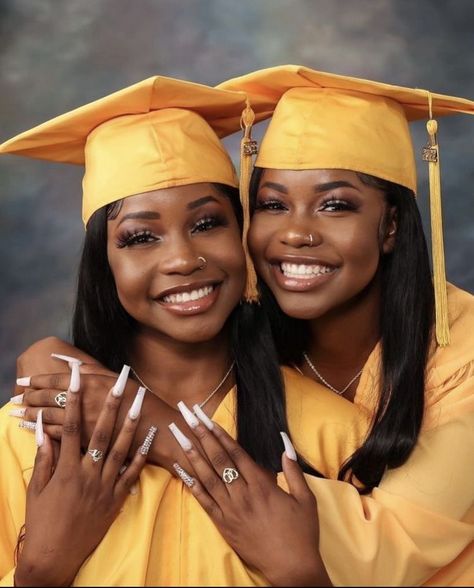 Best Friend Graduation Pictures Black, Siblings Graduation Pictures, Twin Graduation Pictures, Yearbook Graduation Pictures, Graduation Photo Ideas With Friends, Bff Graduation Pictures, Grad Pics With Friends, Senior Cap And Gown Pictures, High School Senior Picture Ideas Black