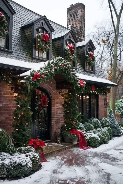 Christmas Exterior, Christmas Dreaming, Cozy Christmas Decor, Christmas Feeling, Christmas Time Is Here, Warm Christmas, Christmas Inspo, Winter Vibes, Christmas Vibes