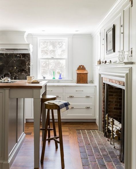 Colonial Farmhouse Kitchen, Furniture Websites, Kitchen With Fireplace, Colonial Kitchen, Colonial Farmhouse, Rustic Farmhouse Kitchen, Classic Kitchen, Kitchen Fireplace, New England Homes