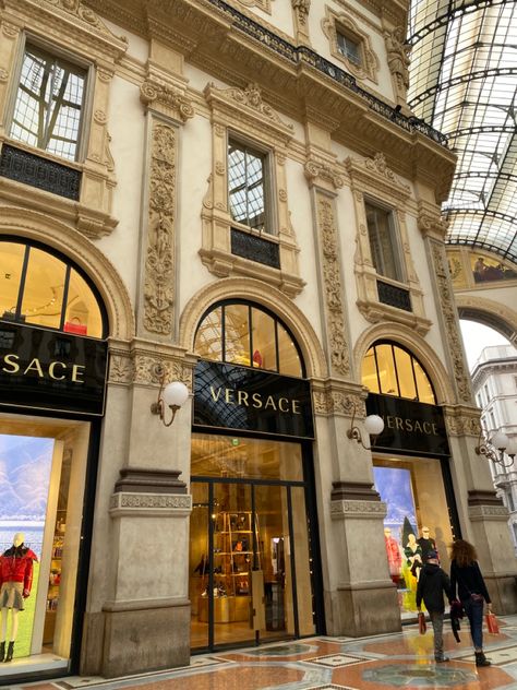 Vision Board Ideas Aesthetic, Gold Aesthetics, Versace Store, Classical Facade, Luxury Aesthetics, Paris Life, Landscapes Beautiful, Romanticized Life, Gothic Themes