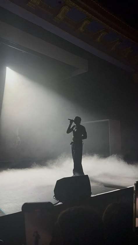 Daniel Caesar Concert Aesthetic, Daniel Ceaser Wallpapers, Daniel Caesar Black And White, Daniel Caesar Wallpaper Aesthetic, Daniel Ceaser Wallpaper Iphone, Daniel Caesar Wallpaper Iphone, Pop Singer Aesthetic, Daniel Caesar Wallpaper, Daniel Caesar Poster