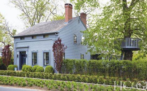 A Sweet Sag Harbor Saltbox Gets a Modern Makeover - Cottages & Gardens Colonial Landscaping, Stone Cottage Homes, Play Platform, Taupe Trim, Hamptons Cottage, Saltbox Houses, Colors Wallpaper, Linden Tree, Colonial Exterior