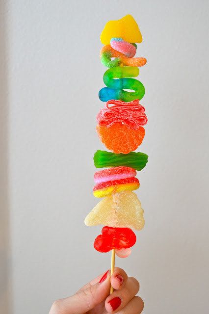 Essen am Stiel - tolle Ideen für Partyfood *** Food on a skewer - Funny Ideas for every Party Candy Kabobs, Bake Sale Ideas, Halloween Fest, Kids Party Food, בר מצווה, Sale Ideas, Snacks Für Party, Kebabs, Candy Party